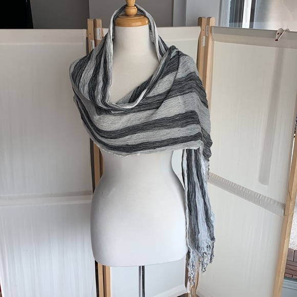 Light grey and white woven polyester scarf - Picture 2 of 10